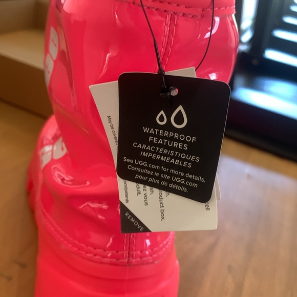 UGG® Kids Classic Brellah Mini Shearling Style hot pink size 3 NWT - Picture 4 of 9